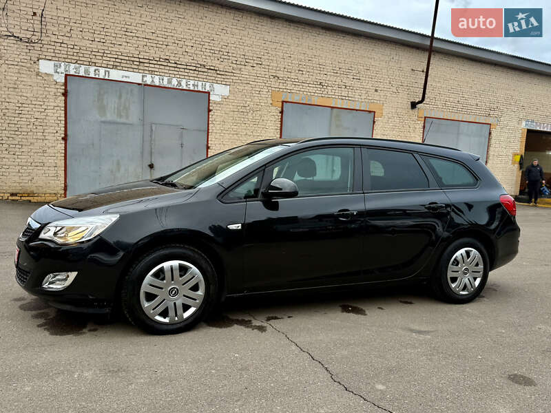 Універсал Opel Astra 2011 в Рівному