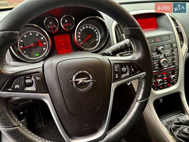 Універсал Opel Astra 2011 в Рівному