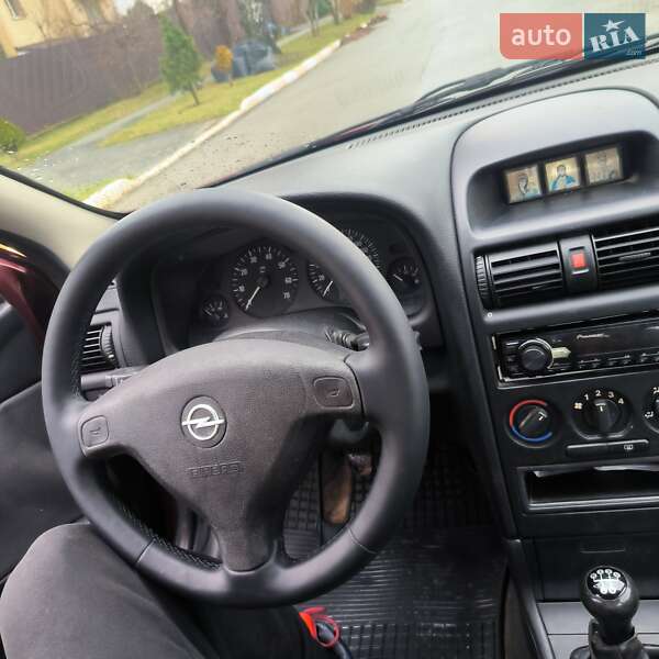 Седан Opel Astra 2006 в Бучі