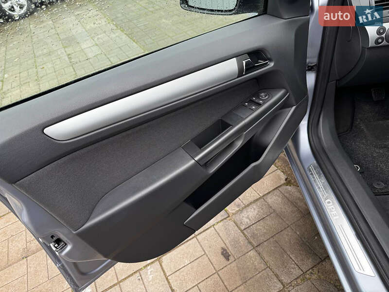 Универсал Opel Astra 2010 в Днепре