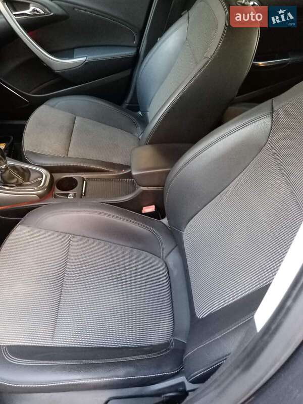 Универсал Opel Astra 2011 в Черновцах