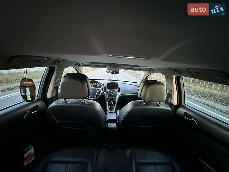 Універсал Opel Astra 2013 в Житомирі