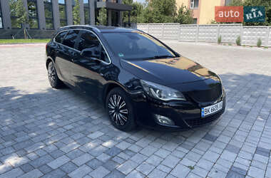 Універсал Opel Astra 2011 в Рівному