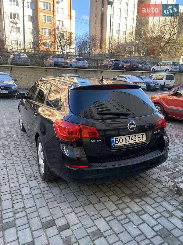 Універсал Opel Astra 2012 в Тернополі
