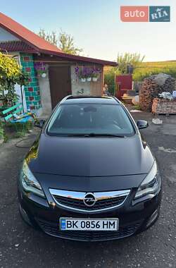 Універсал Opel Astra 2011 в Рівному