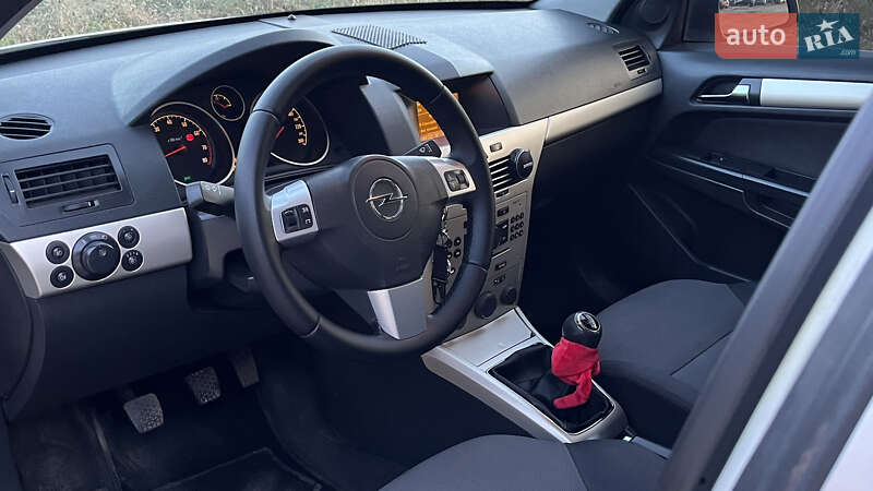 Седан Opel Astra 2008 в Ужгороде