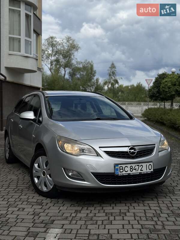 Універсал Opel Astra 2011 в Івано-Франківську