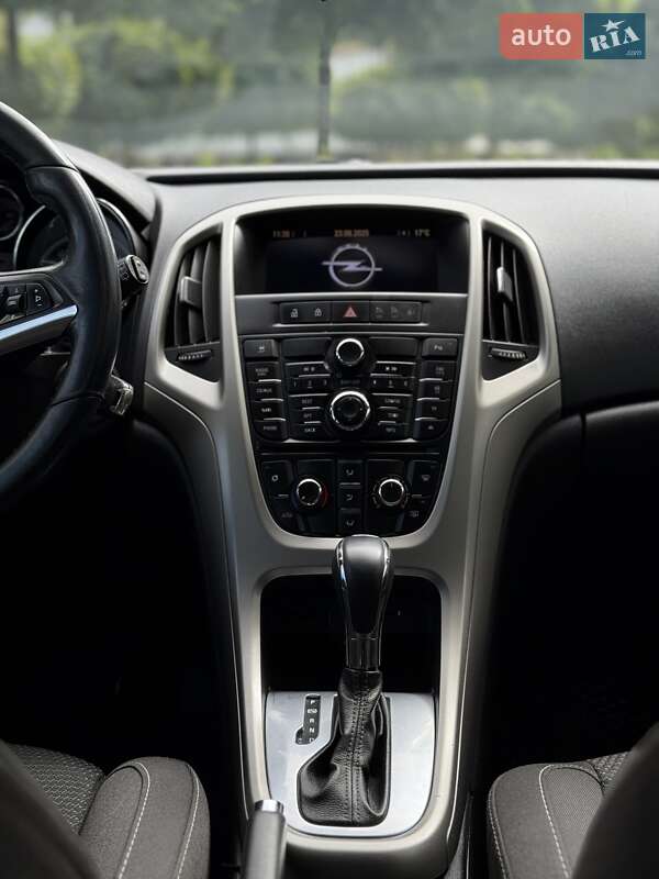 Універсал Opel Astra 2011 в Івано-Франківську