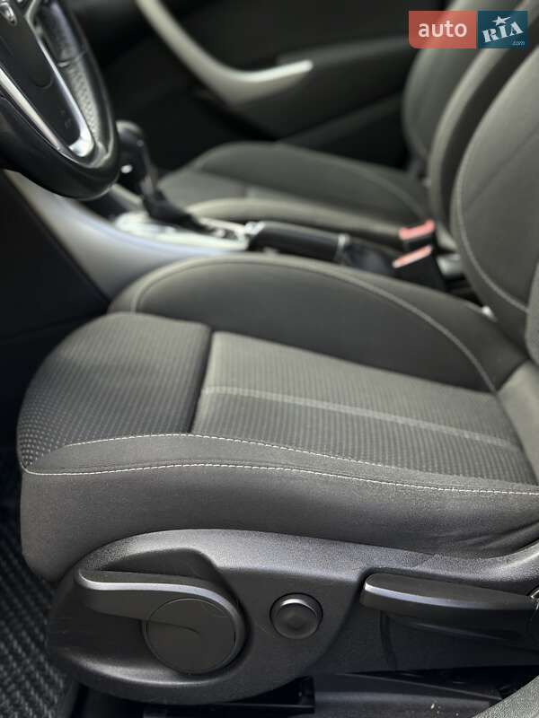 Універсал Opel Astra 2011 в Івано-Франківську