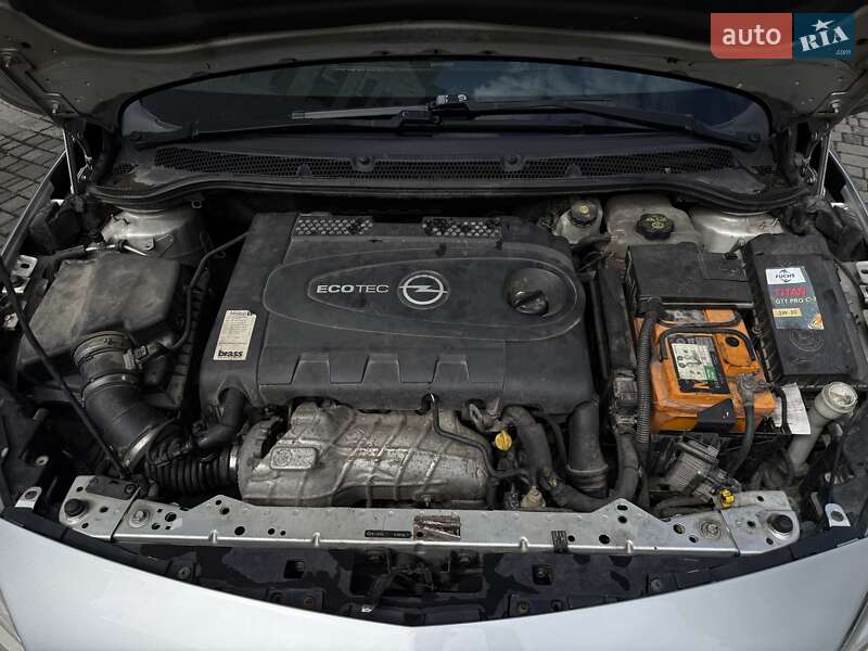 Універсал Opel Astra 2011 в Івано-Франківську