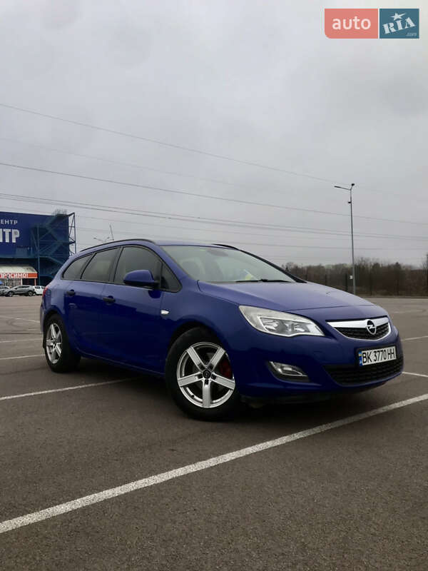 Универсал Opel Astra 2011 в Ровно
