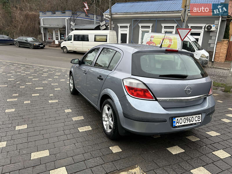 Хетчбек Opel Astra 2004 в Ужгороді