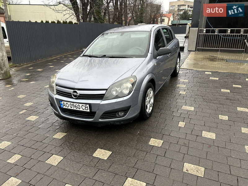 Хетчбек Opel Astra 2004 в Ужгороді
