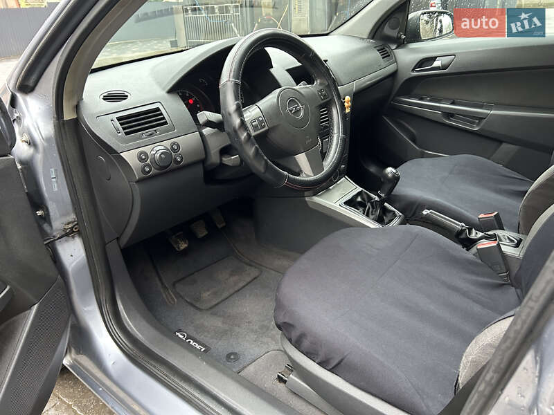 Хетчбек Opel Astra 2004 в Ужгороді