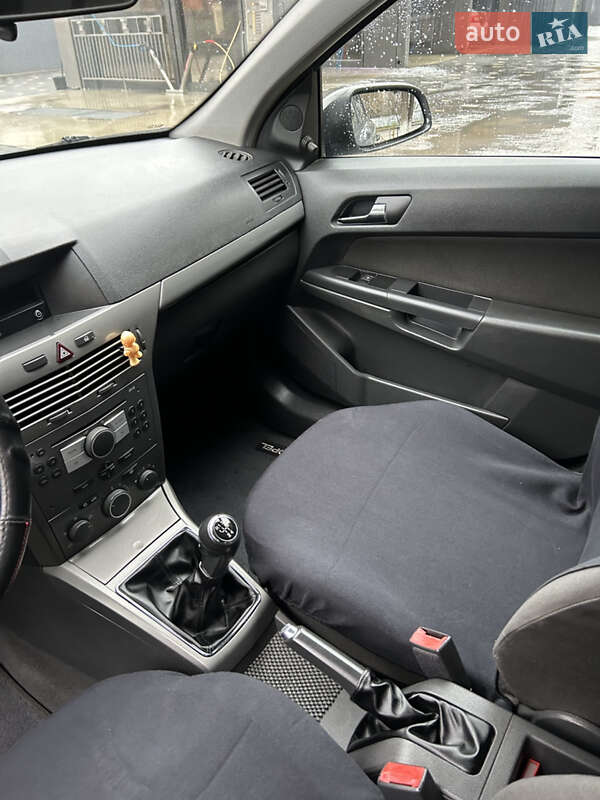 Хетчбек Opel Astra 2004 в Ужгороді