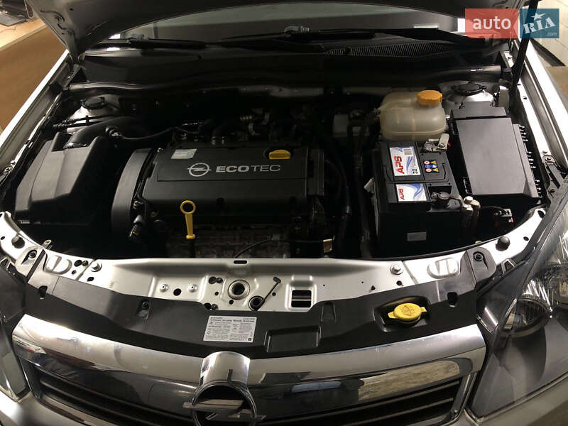 Хэтчбек Opel Astra 2013 в Киеве