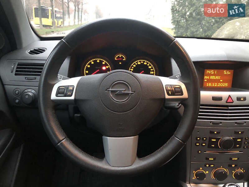 Хэтчбек Opel Astra 2013 в Киеве
