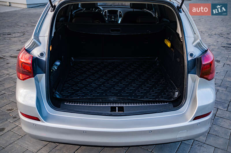 Універсал Opel Astra 2012 в Луцьку