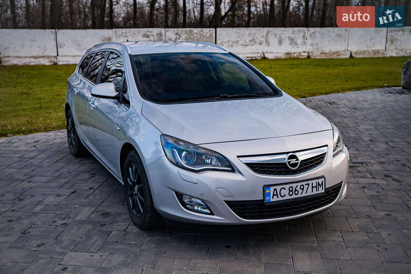 Універсал Opel Astra 2012 в Луцьку