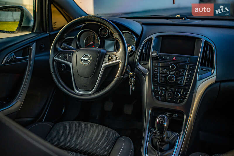 Універсал Opel Astra 2012 в Луцьку