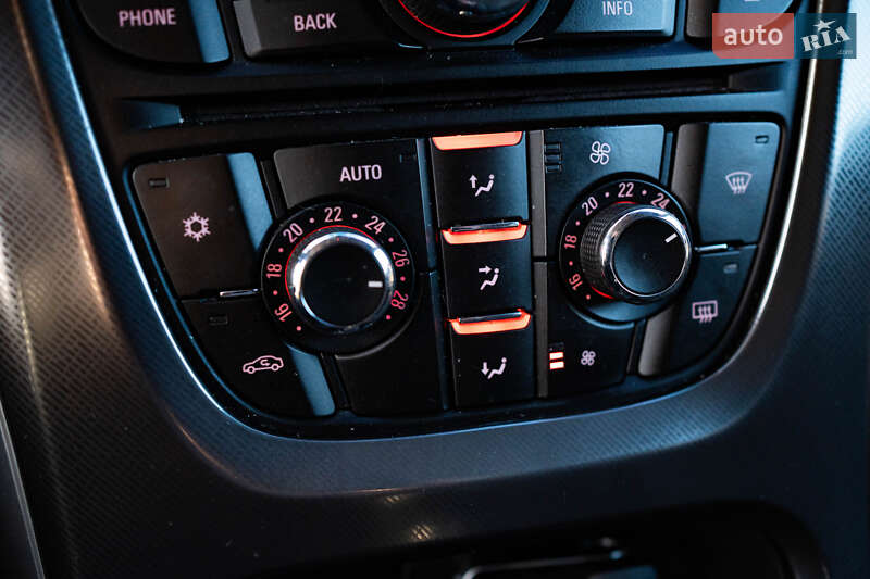 Універсал Opel Astra 2012 в Луцьку