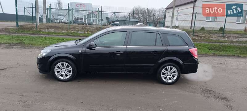 Универсал Opel Astra 2010 в Лохвице