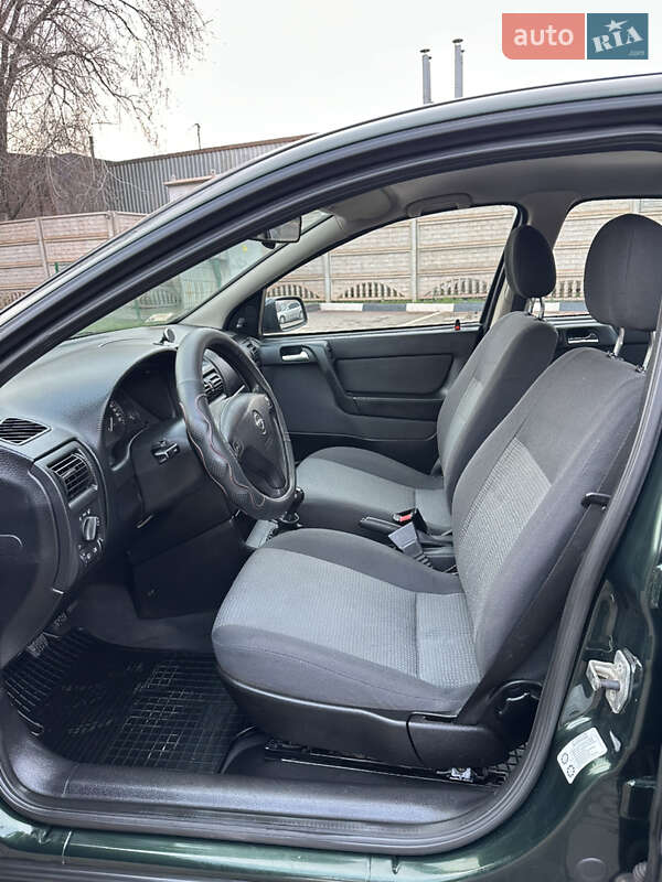 Седан Opel Astra 2003 в Кривом Роге