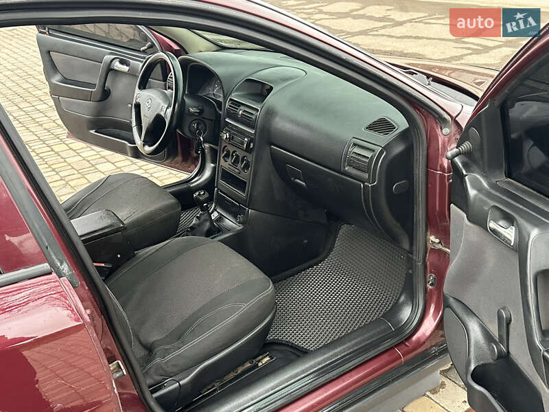 Седан Opel Astra 2006 в Новом Буге