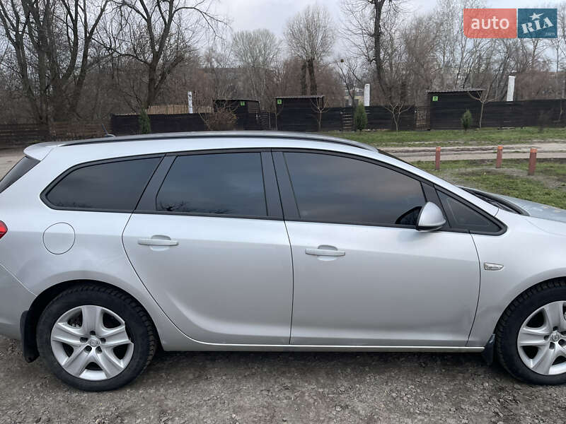 Універсал Opel Astra 2011 в Сумах