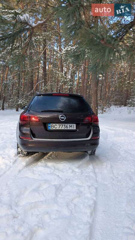 Універсал Opel Astra 2011 в Золочеві