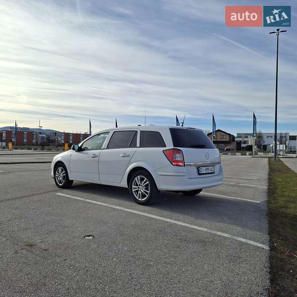 Универсал Opel Astra 2010 в Тячеве
