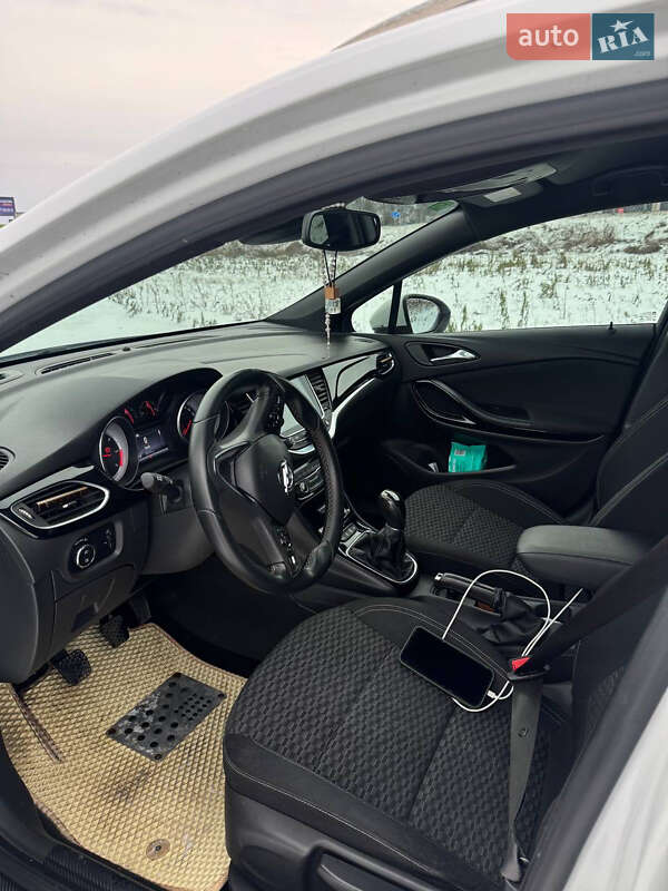 Універсал Opel Astra 2016 в Новояворівську