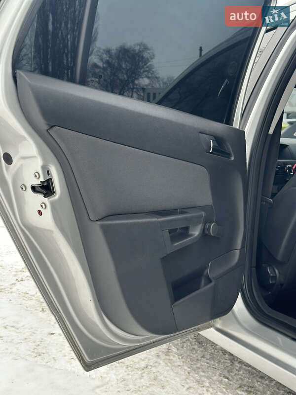 Универсал Opel Astra 2006 в Полтаве