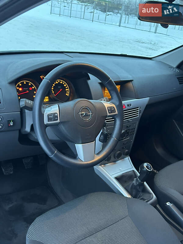 Седан Opel Astra 2012 в Прилуках