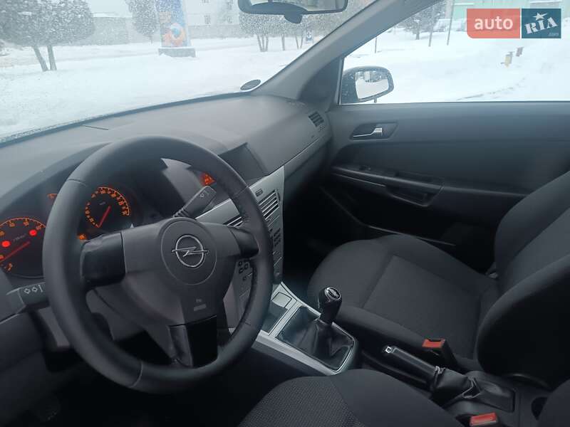 Хэтчбек Opel Astra 2010 в Лубнах