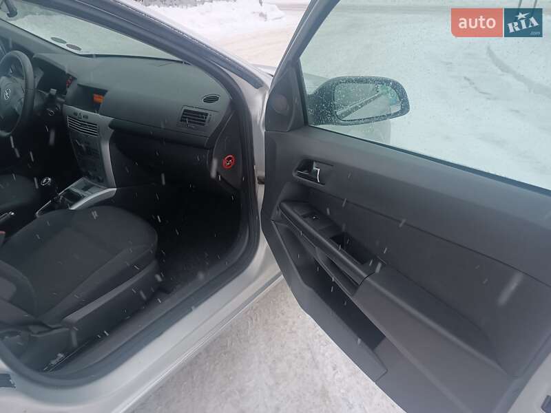 Хэтчбек Opel Astra 2010 в Лубнах