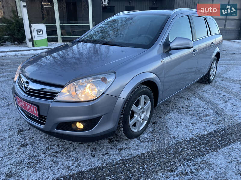 Універсал Opel Astra 2010 в Рівному