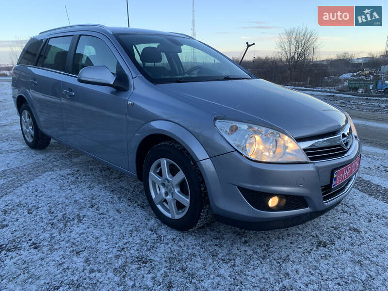 Універсал Opel Astra 2010 в Рівному