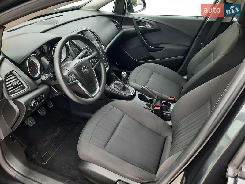 Універсал Opel Astra 2013 в Рівному