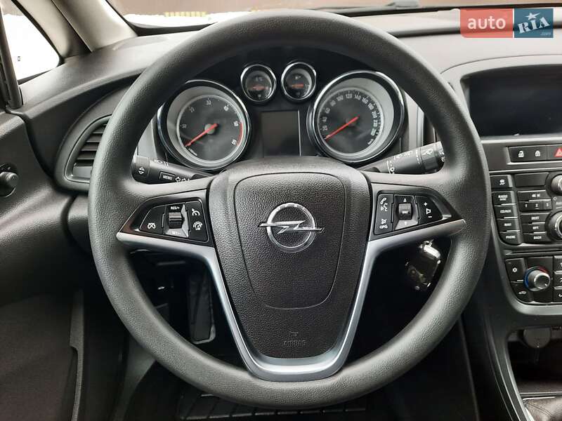 Універсал Opel Astra 2013 в Рівному