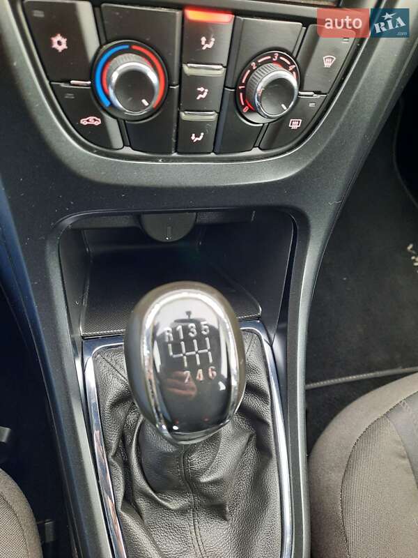 Універсал Opel Astra 2013 в Рівному