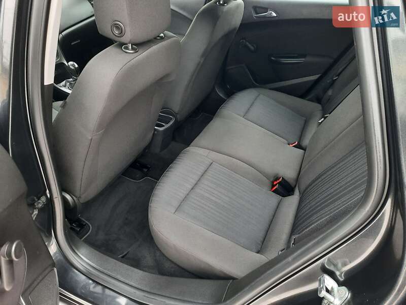 Універсал Opel Astra 2013 в Рівному