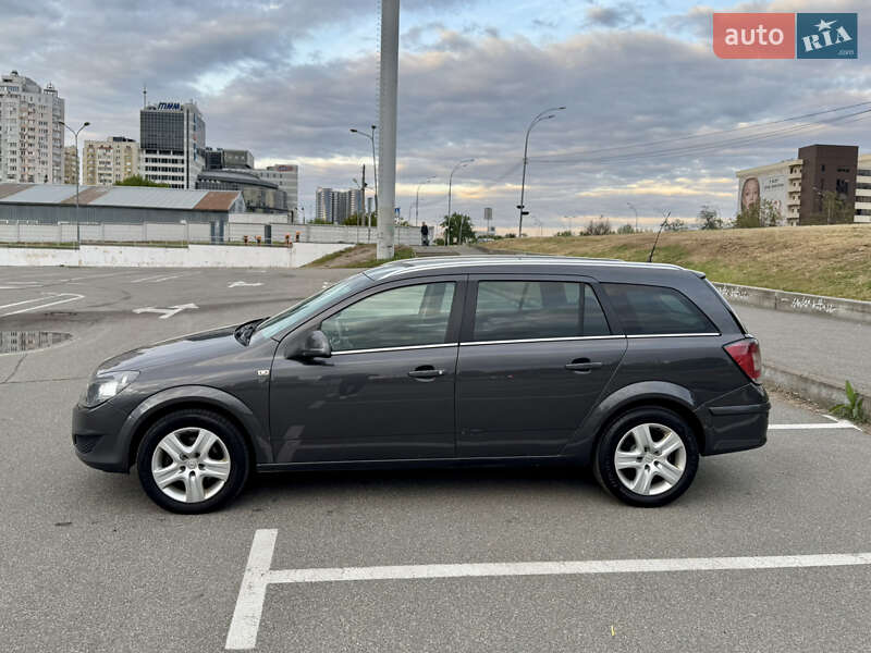 Универсал Opel Astra 2011 в Киеве