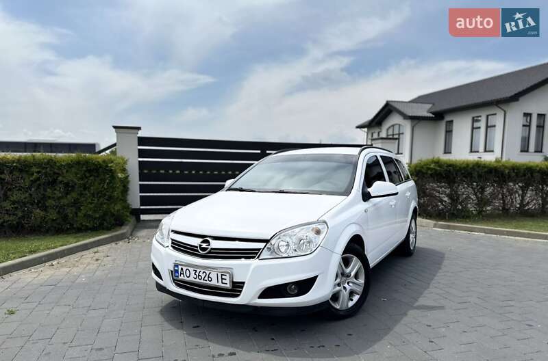 Универсал Opel Astra 2010 в Иршаве