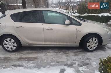 Универсал Opel Astra 2010 в Умани