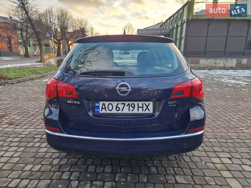 Универсал Opel Astra 2013 в Мукачево