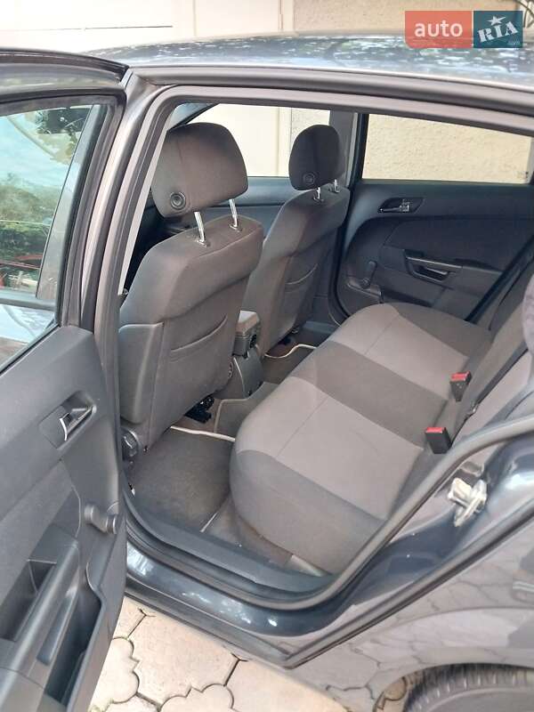 Хэтчбек Opel Astra 2011 в Ужгороде