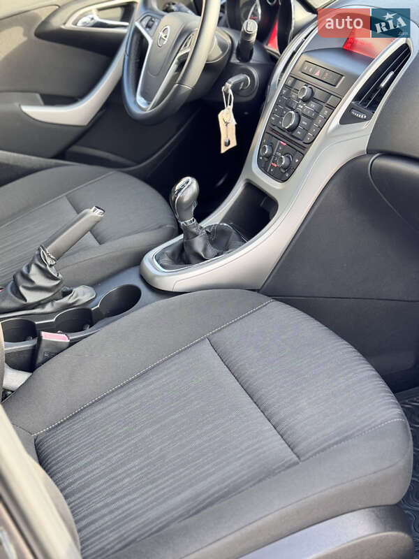 Хэтчбек Opel Astra 2010 в Великой Багачке