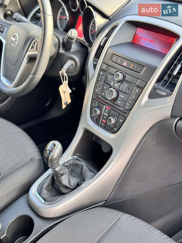 Хэтчбек Opel Astra 2010 в Великой Багачке