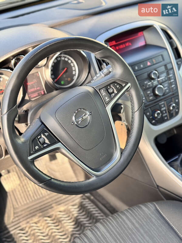 Хэтчбек Opel Astra 2010 в Великой Багачке